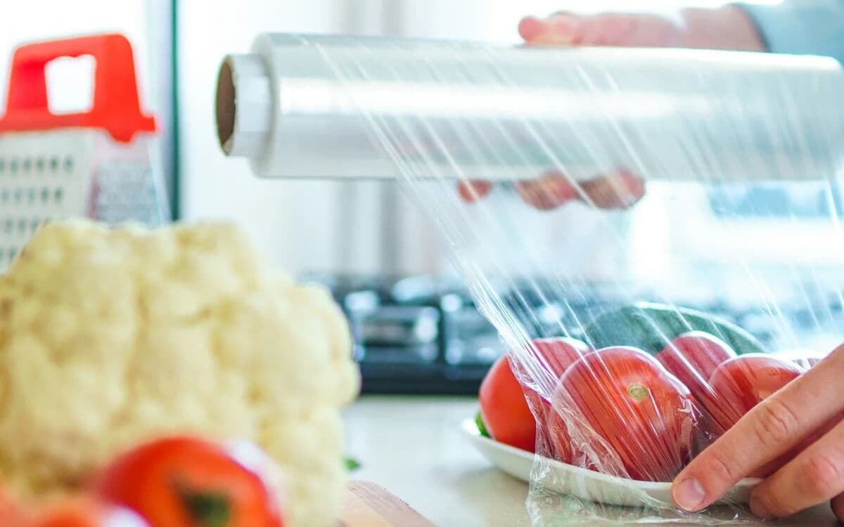 Пищевая стретч-пленка в процессе обертки